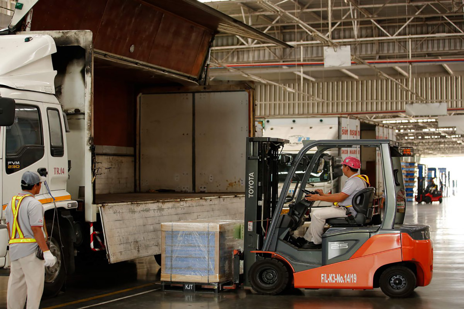 Loading kargo dari tempat penyimpanan